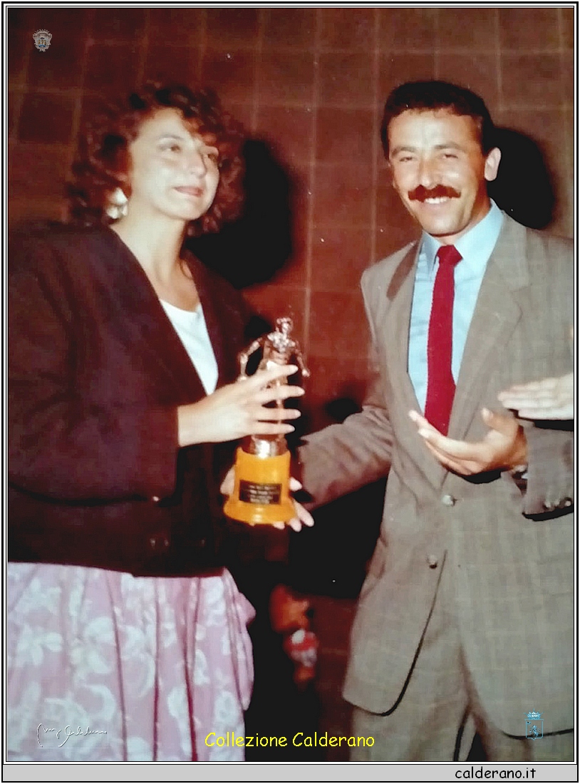 Mariassunta Tarallo premia Antonio Marotta 1984.jpg