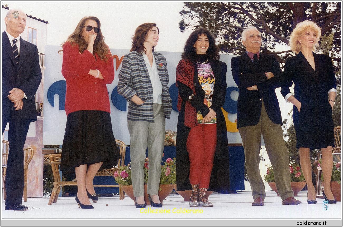 Barbara De Rossi, Lina Sastri, Teresa De Sio, Mario Monicelli e Mariangela Melato - Premio Maratea 1984.jpg