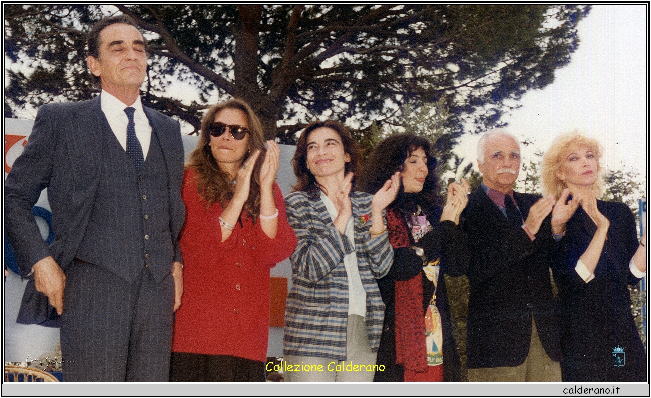 Vittorio Gasman, Barbara De Rossi, Lina Sastri, Teresa De Sio, Mario Monicelli e Mariangela Melato - 1984 al Premio Maratea.jpg