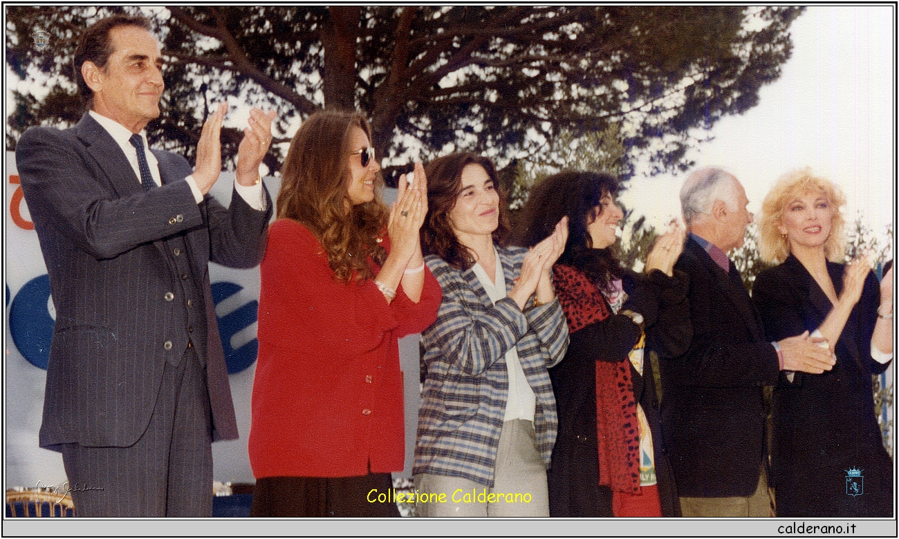 Vittorio Gasman, Barbara De Rossi, Lina Sastri, Teresa De Sio, Mario Monicelli e Mariangela Melato - Premio Maratea 1984.jpg