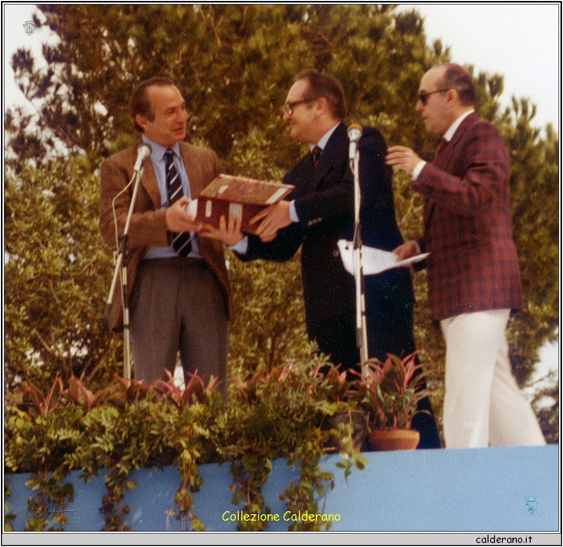 Ben Gazzara premiato da Pasquale Festa Campanile - Premio Maratea 1983 2.jpg