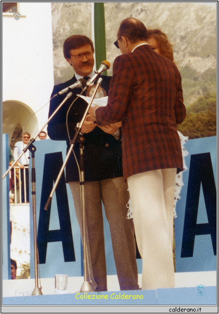 Carlo Marcelletti riceve il premio del Premio Maratea 1 - 1983.jpg