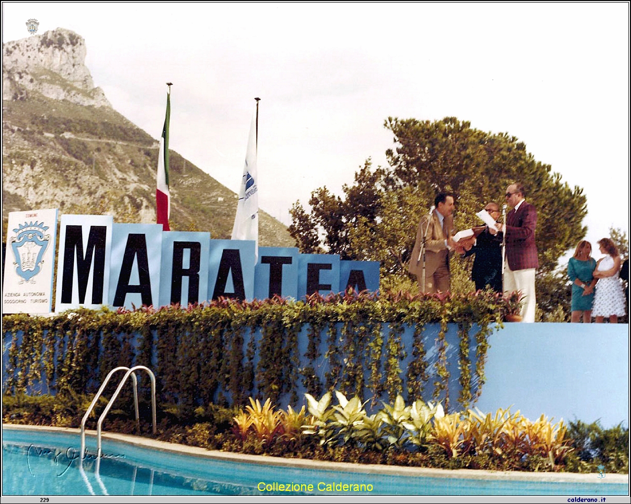 Alberto Sordi riceve il Premio Maratea 1984.jpg