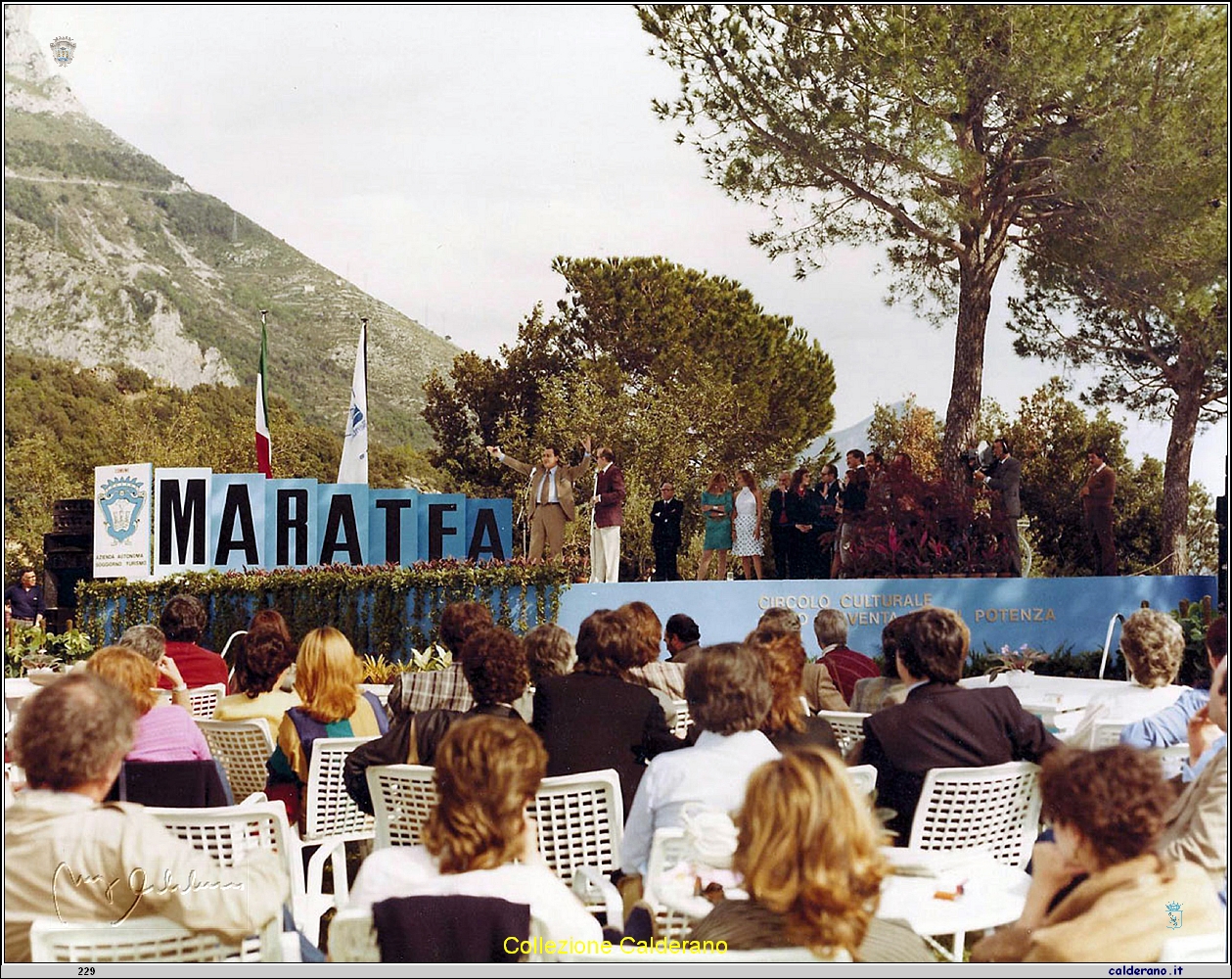 Alberto Sordi sul Palco del Premio Maratea - 1983.jpg