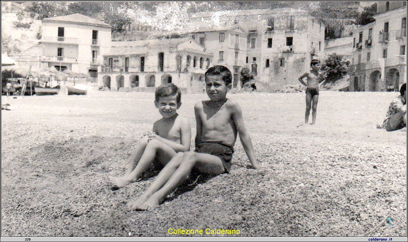 Antonio e Nicola Manfredi sulla spiaggia del Porto 1955.jpg