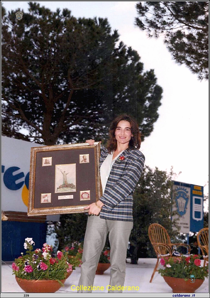 Giuliana De Sio con il Premio Maratea - 1984.jpg