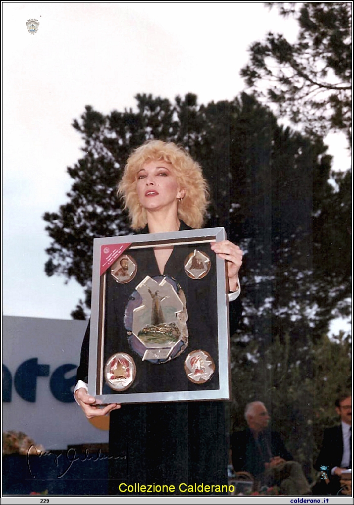 Mariangela Melato con il Premio Maratea - 1984.jpg