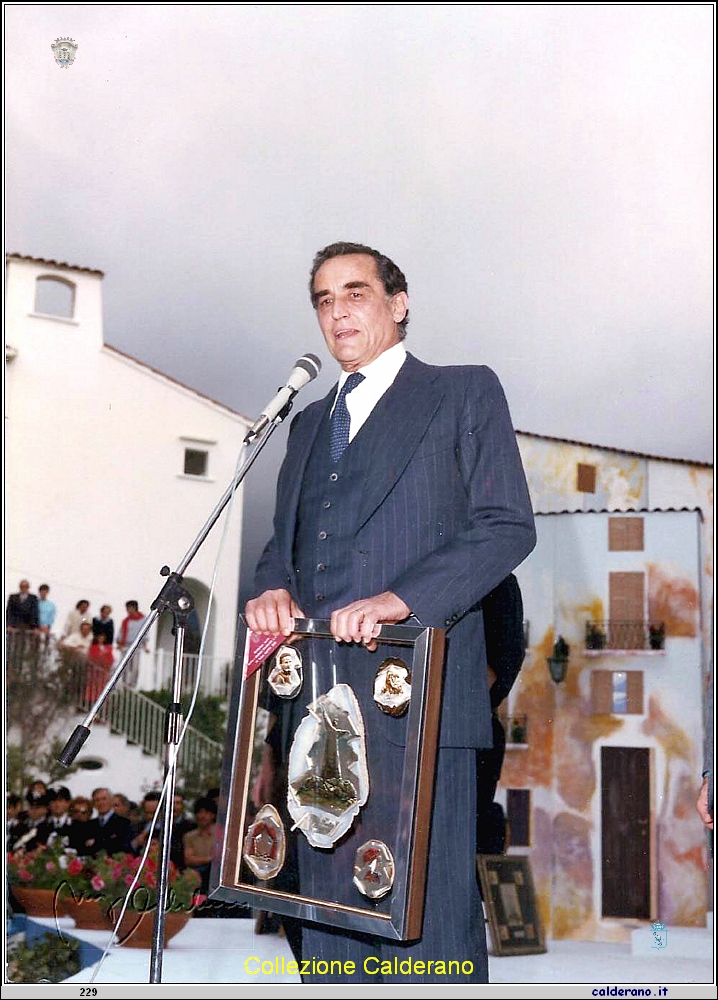 Vittorio Gasman con il Premio Maratea - 1984 2.jpg