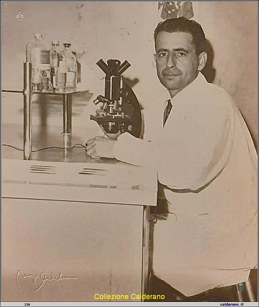 Alberto Crispo con il suo microscopio nell'Ospedale di Maratea.jpg