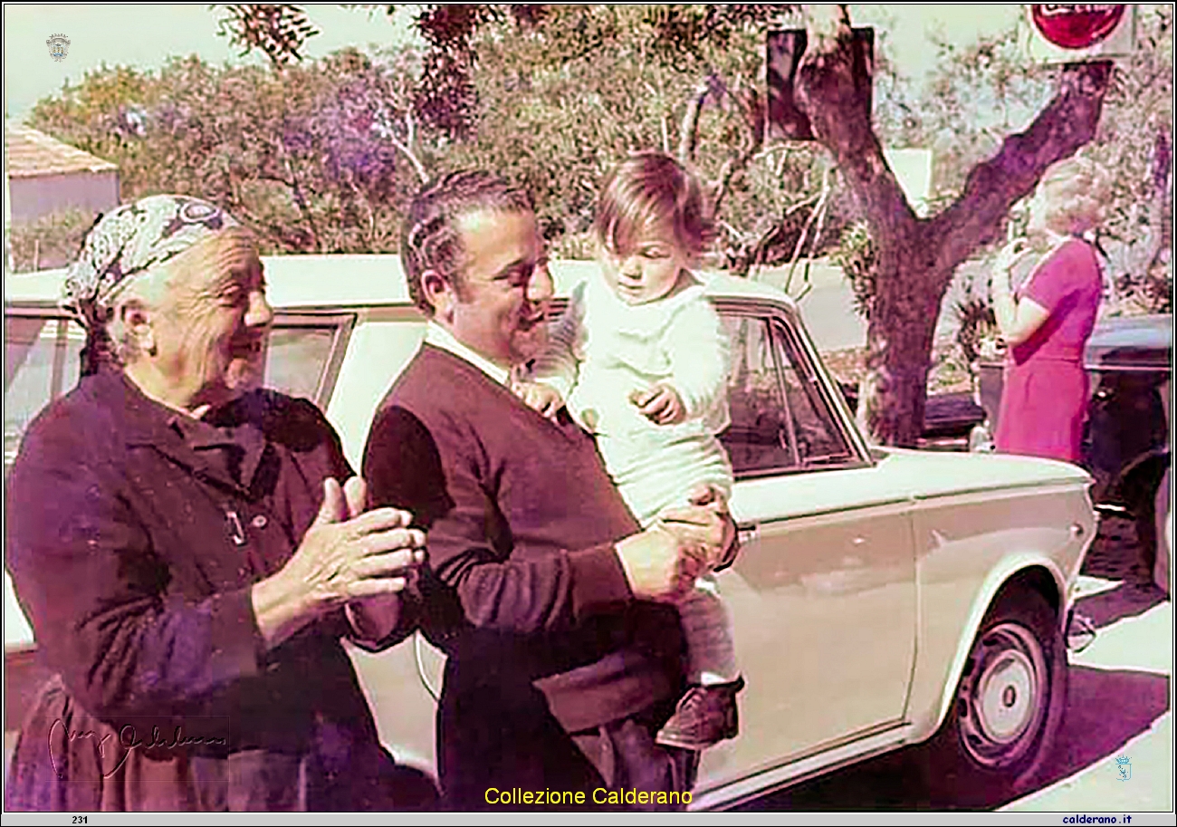 Fabio Gentile in braccio al Padre Davide e la Nonna.jpg