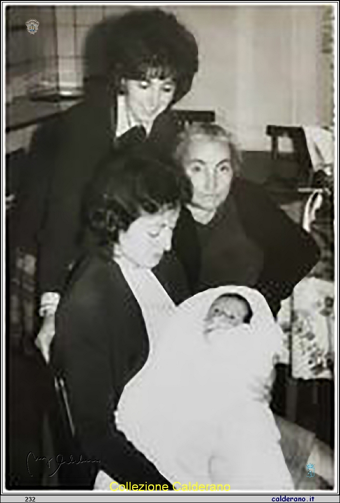 Anna e Maria Martino con la Nonna Cristina per la nascita della Nipotina Cristina.jpg