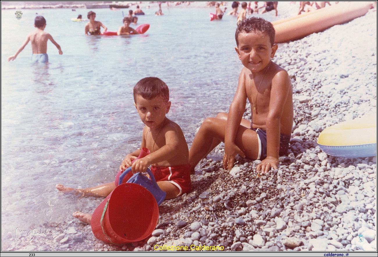 Bimbi sulla spiaggia del Porto.jpeg