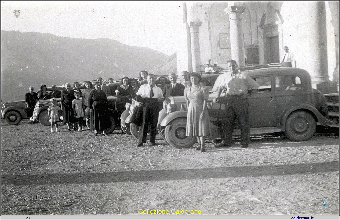 Con le auto nel Piazzale del Castello.jpg