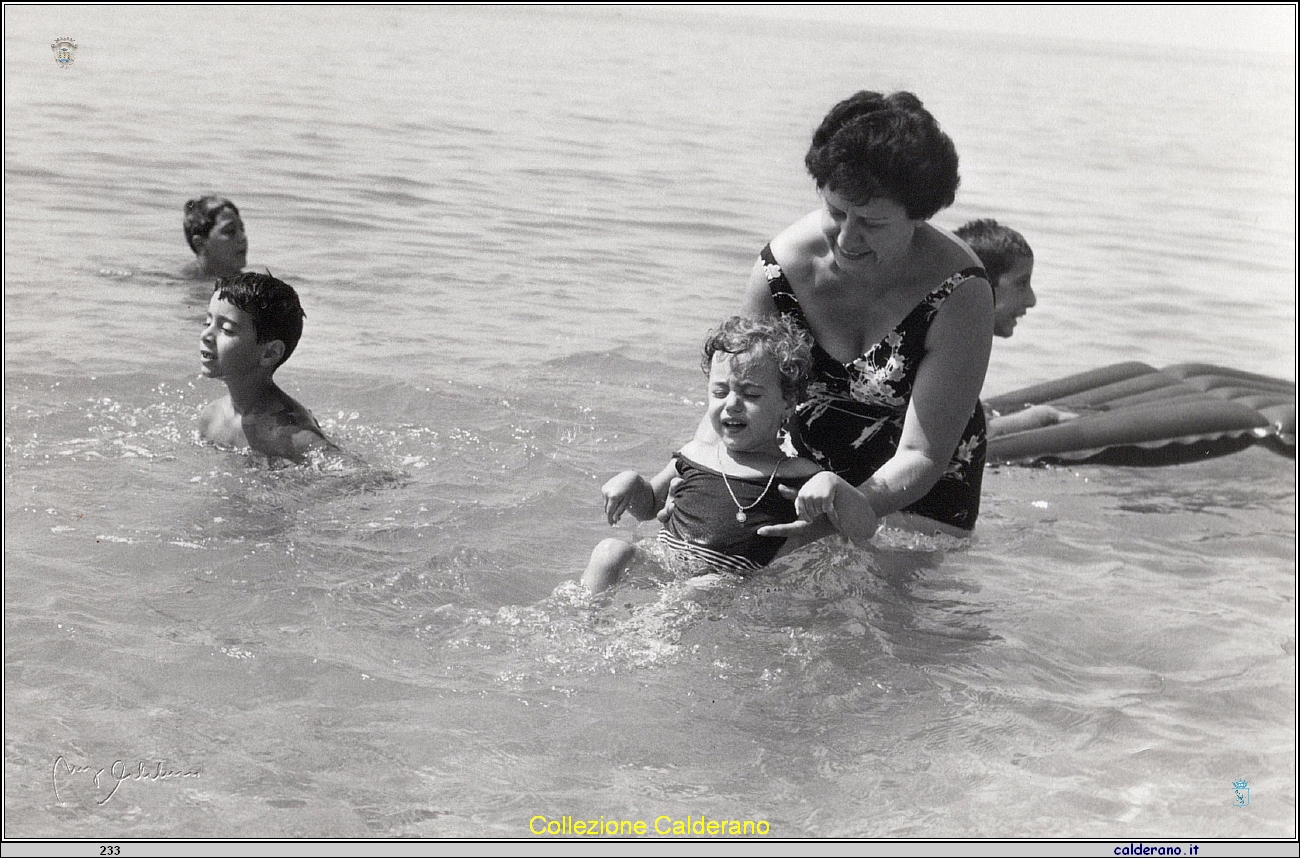 Maria Vittoria al mare con la Mamma.jpeg