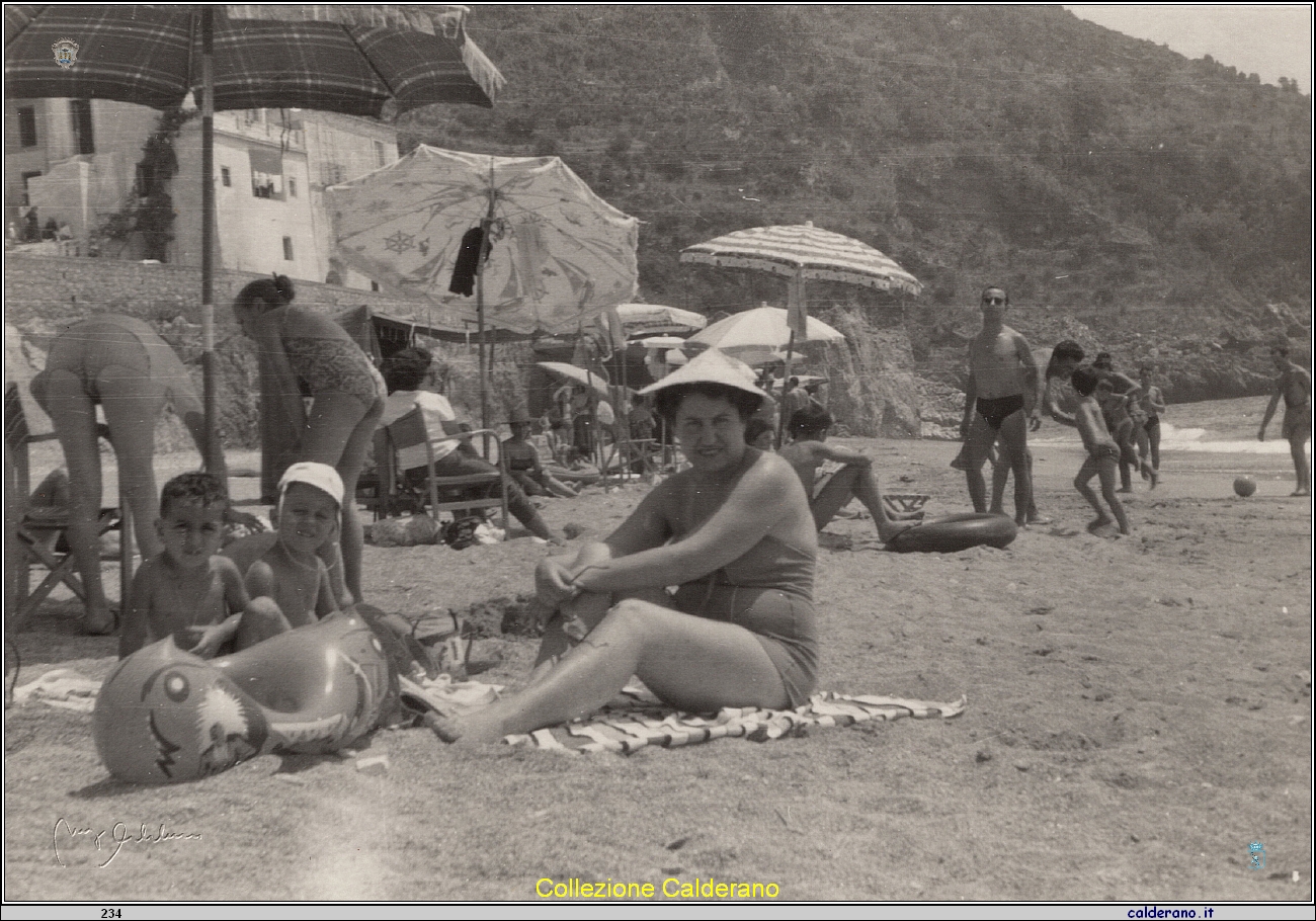 Con l'ombrellone sulla spiaggia del Porto.jpg