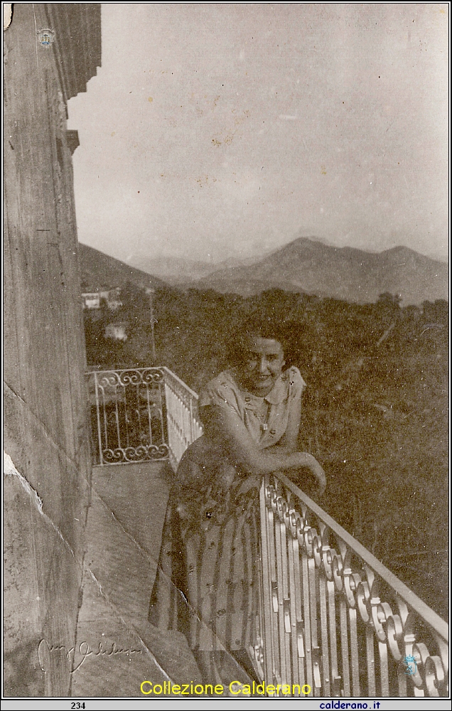 Franca Filato sul balcone a Massa.jpg