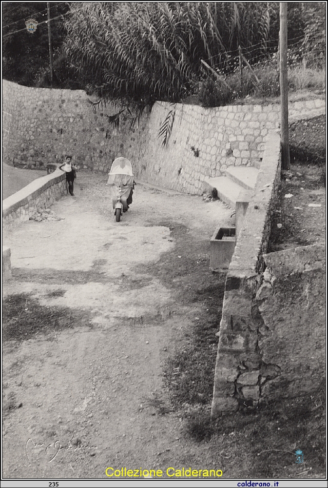 Ciccillo Santoro con la Lambretta al Porto.jpg