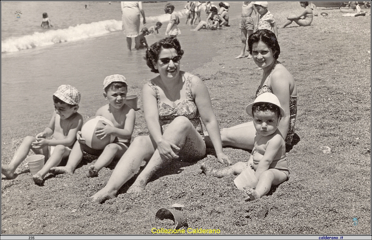 Franca Schettino con i figli al mare al Porto.jpg