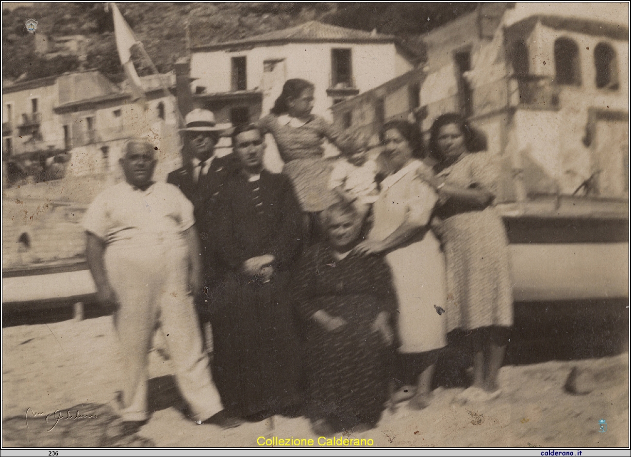 Al Porto con l'Arciprete Santoro - 1941.jpg