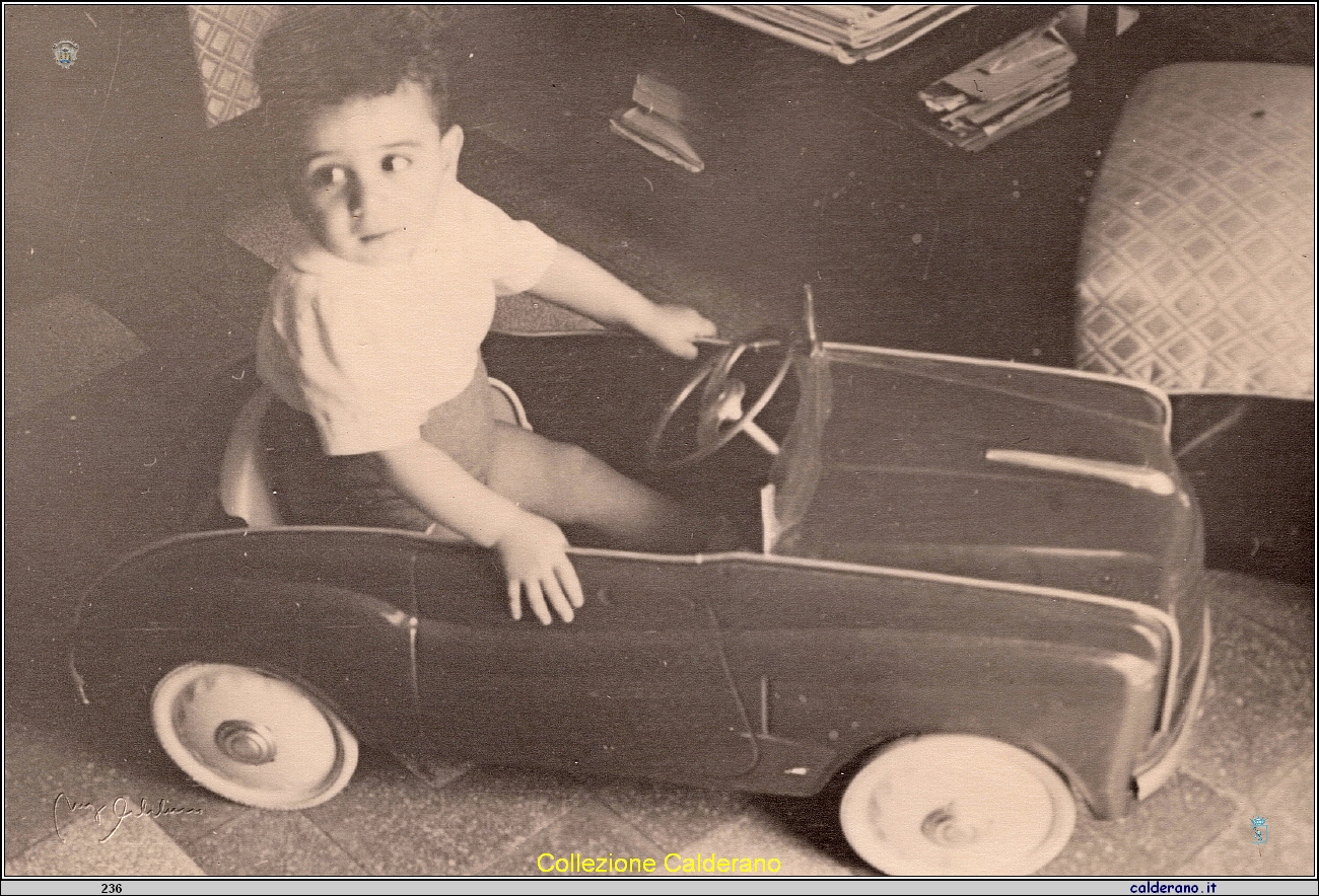 Bambino con l'automobilina.jpg