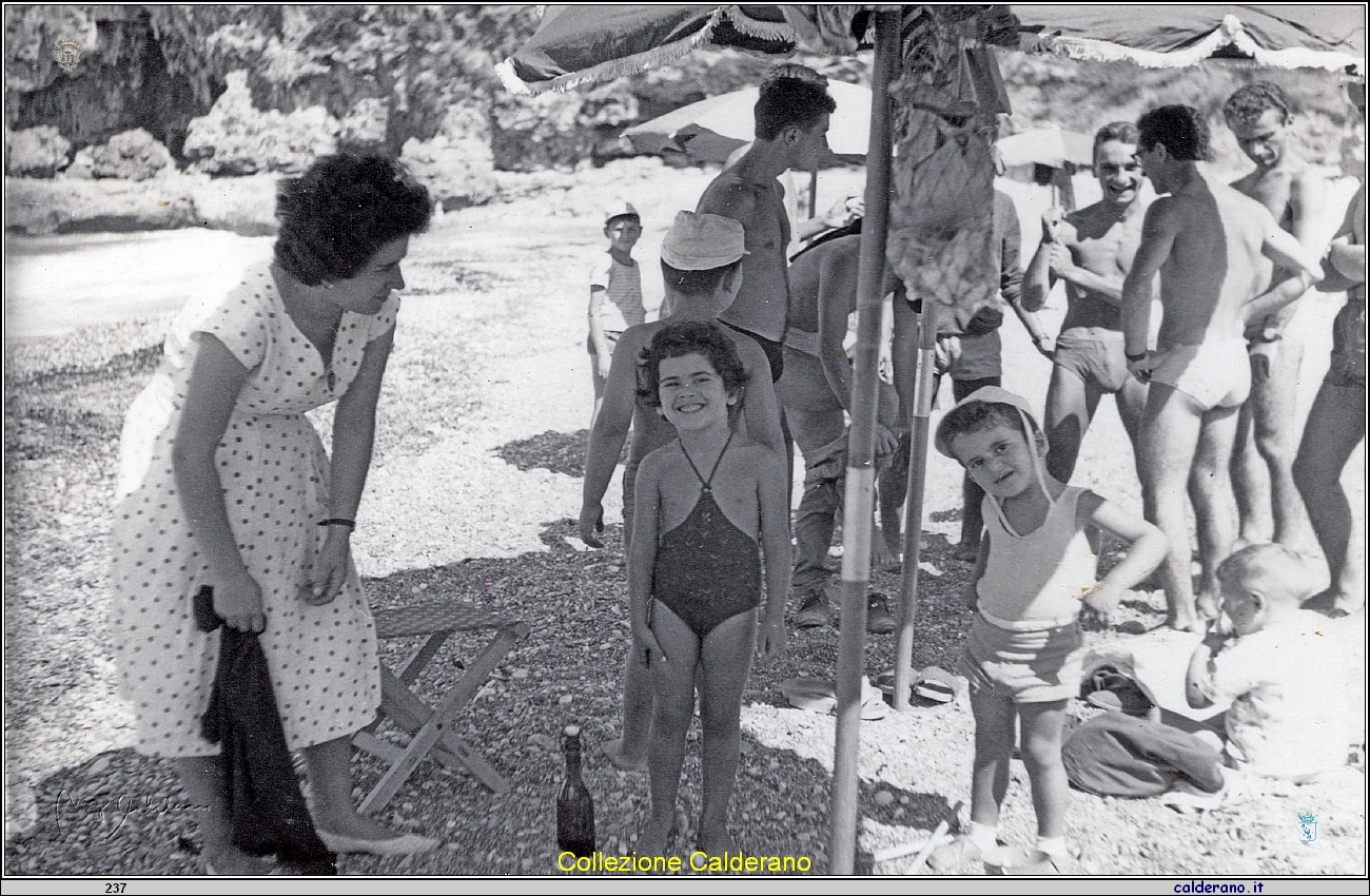 Con l'ombrellone sulla spiaggia di Fiumicello.jpg