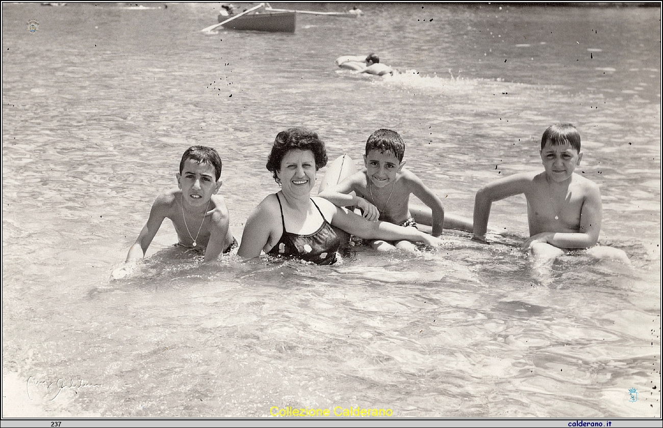 Franca Filato Schettino con i figli al mare.jpg