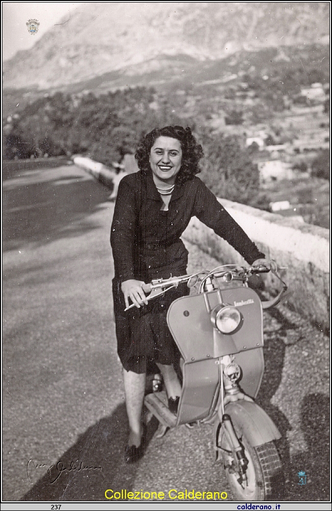 Franca con la Lambretta.jpg