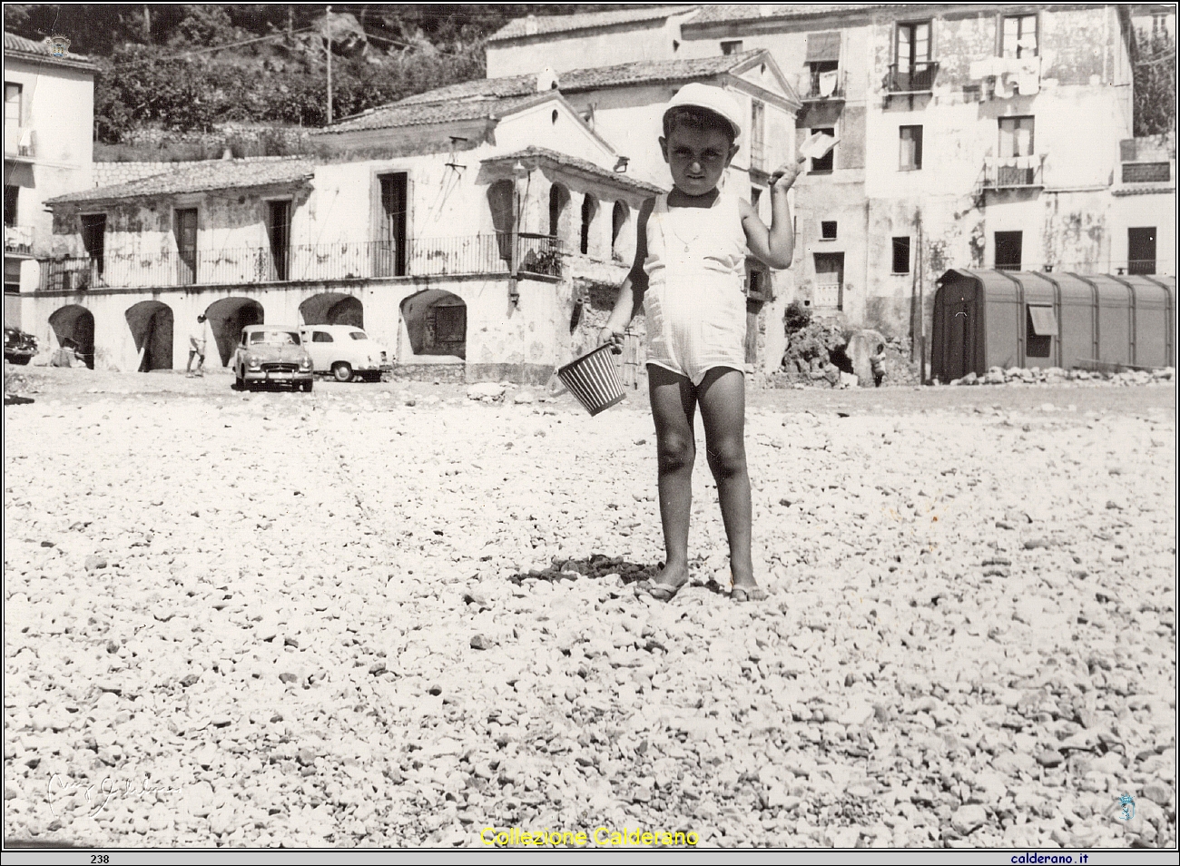 Con il secchiello sulla spiaggia.jpg