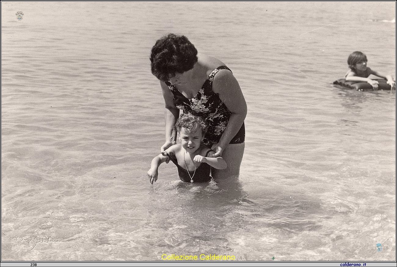 Maria Vittoria con la mamma al mare.jpg