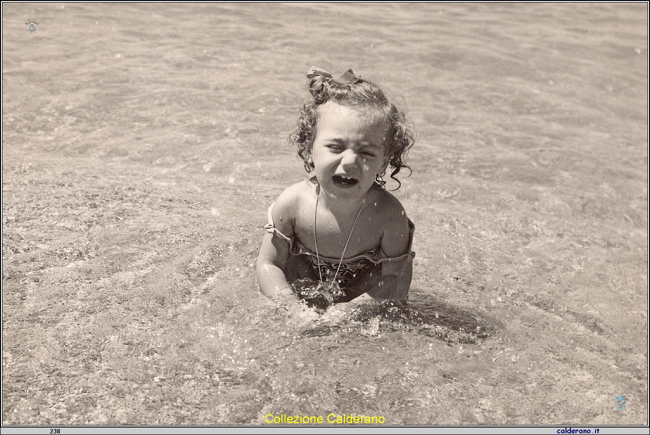 Maria Vittoria piangente al mare.jpg