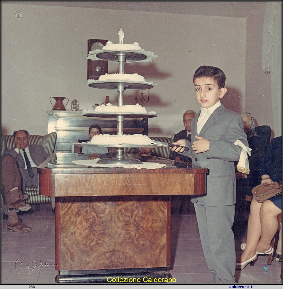 Gianni taglia la torta della Prima Comunione - Giugno 1967.jpg