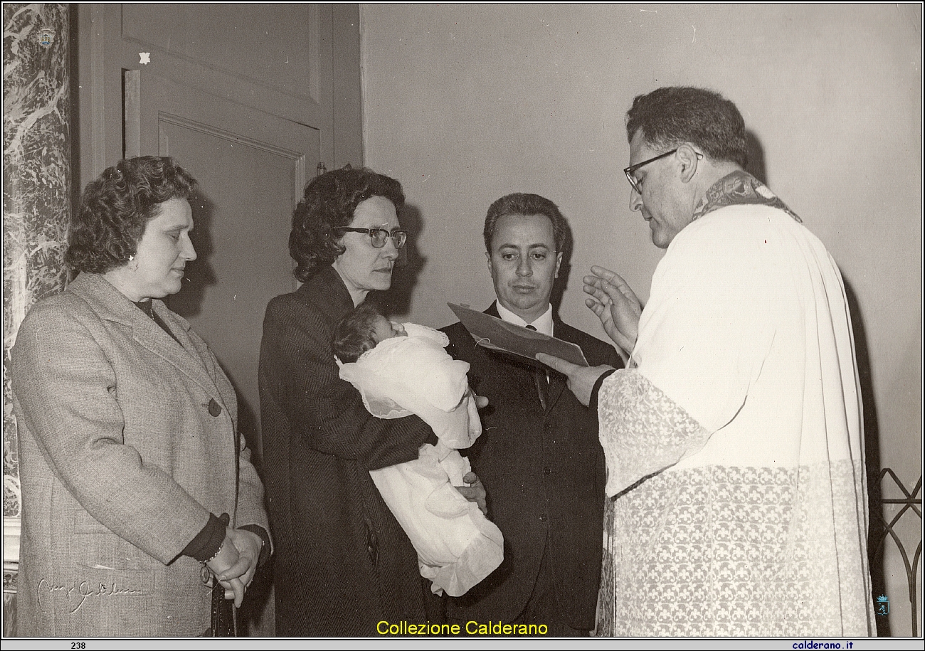 Il battesimo con Fernanda Zanandoni, Enrichetta Corona, Mario Schettino e Padre Cerracchio.jpg