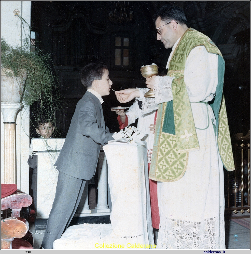 La Prima Comunione di Gianni, con Padre Cerracchio - 1967.jpg