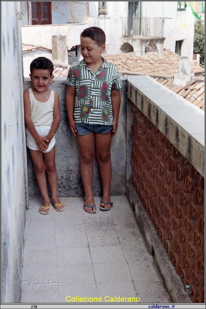 Sul terrazzo Loris e Pippo - luglio 1963.jpg