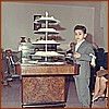 Gianni taglia la torta della Prima Comunione - Giugno 1967.jpg