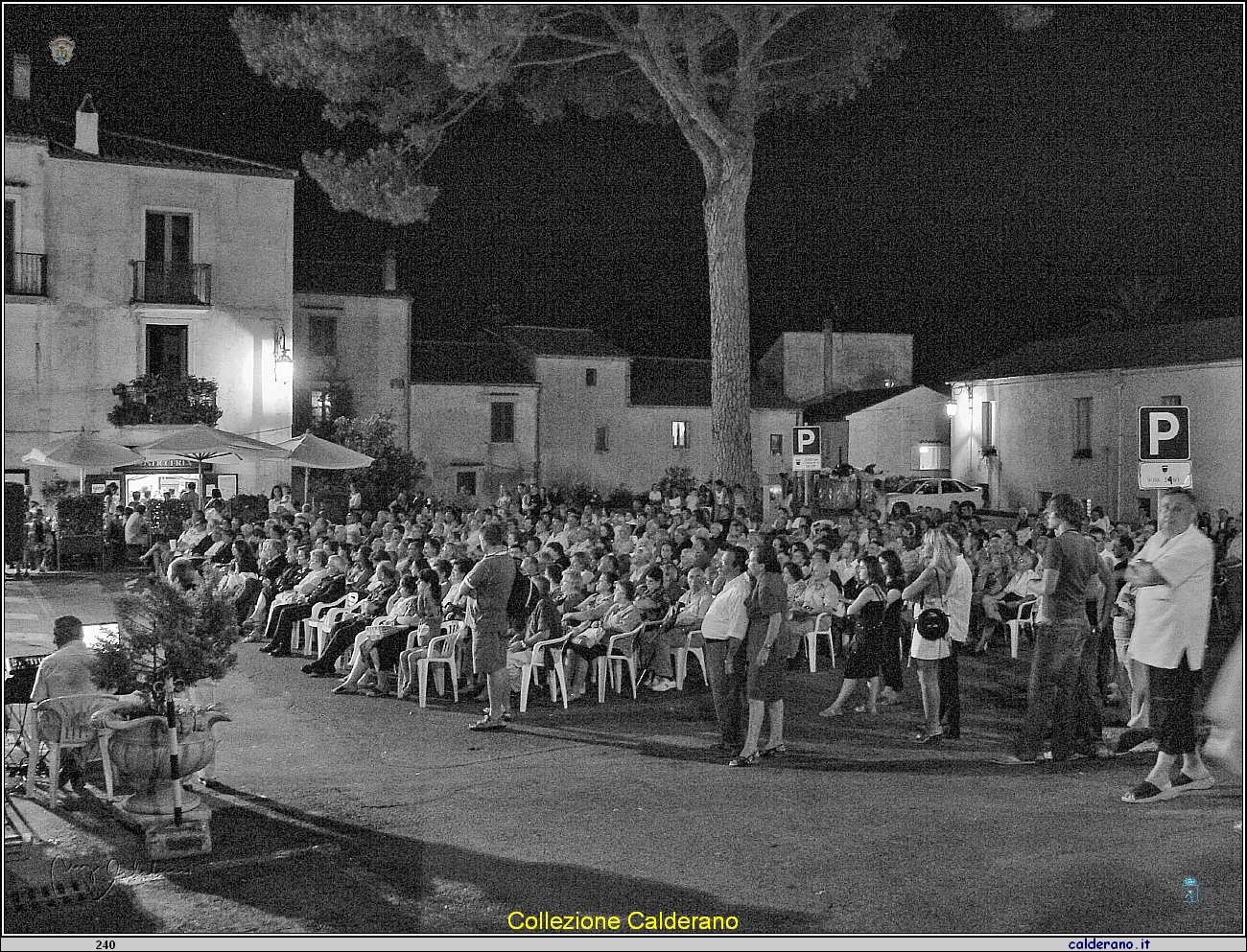 Il pubblico al Concerto della Banda di Bracigliano 04M_1448 11-08-2004.jpg