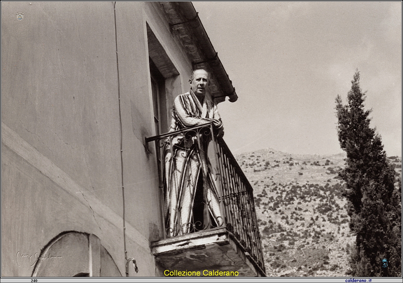 Schettino al balcone.jpg