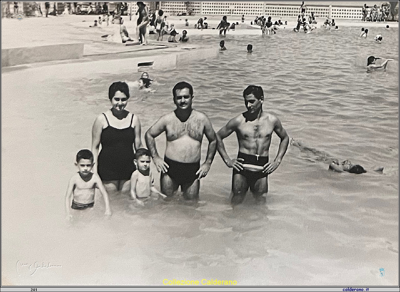 Nella piscina a Caracas.jpg