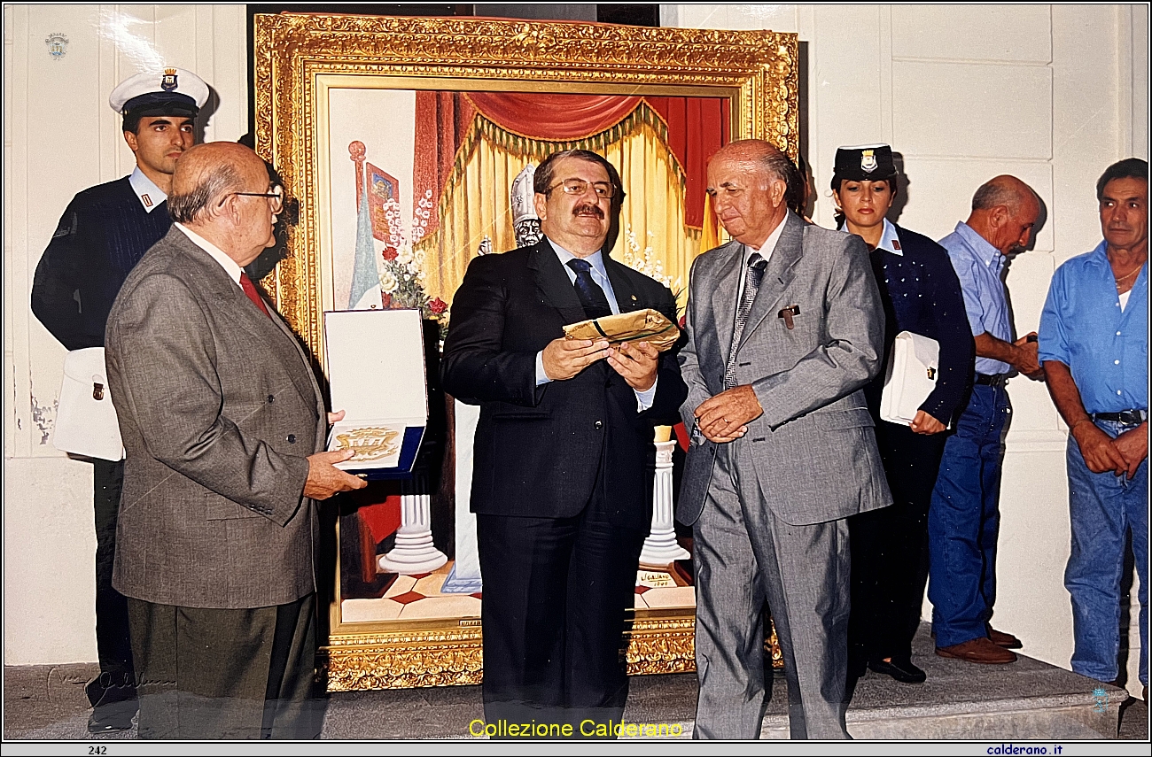 Biagio Ignacchiti consegna al Sindaco Mario Di Trani l'effige di San Biagio.jpg