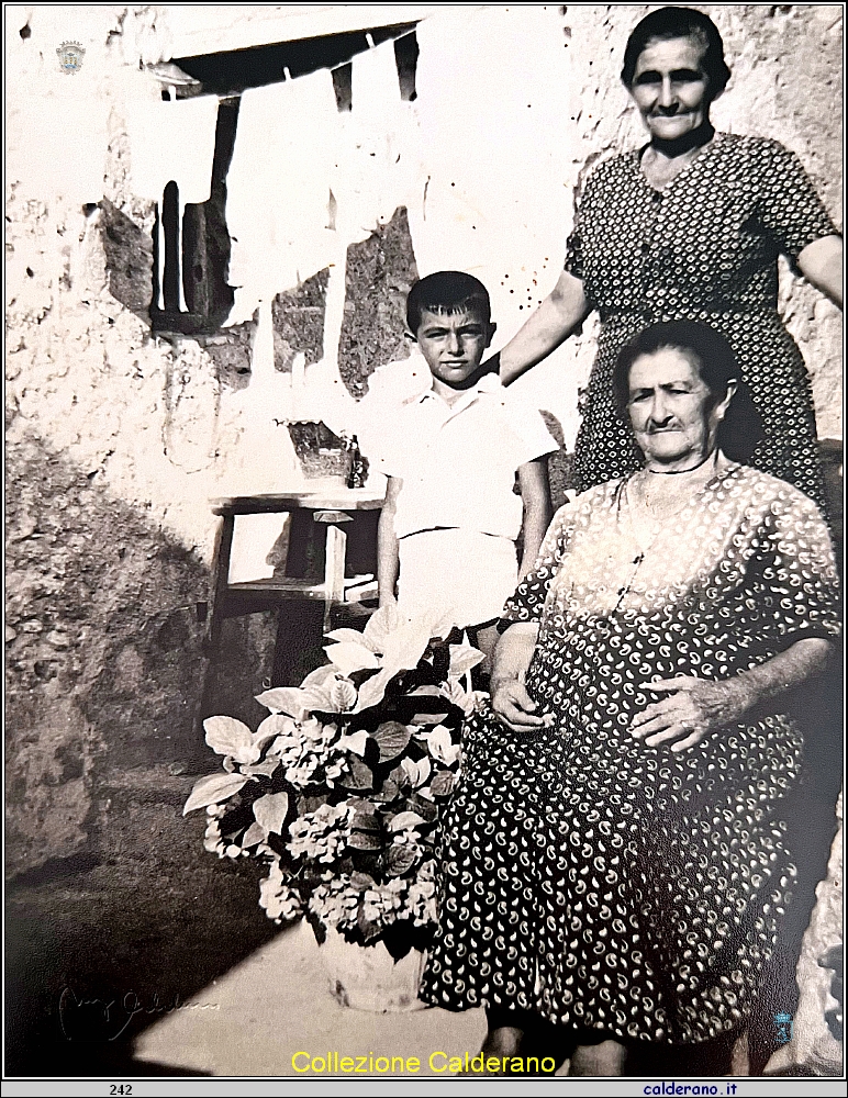 Lorenzo Di Bartolo con Giovannina Maimone e Rosina di Pionunna.jpg