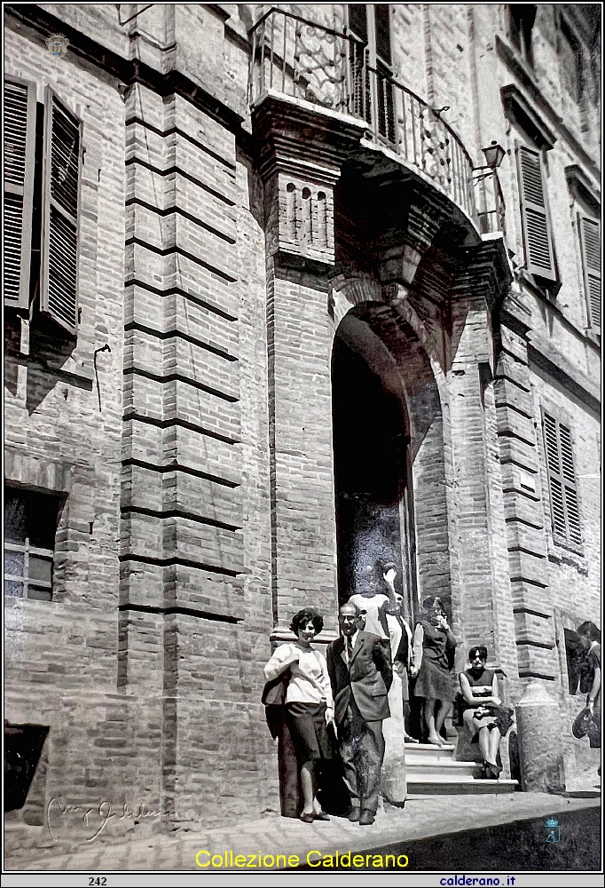 Romana Madonna e il Prof. Guida a Recanati 1966.jpg