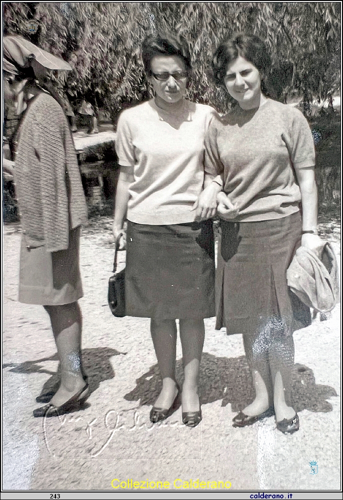 Anita Zammarrelli e Romana Madonna alle Fonti del Clitumno 05-05-1966.jpg