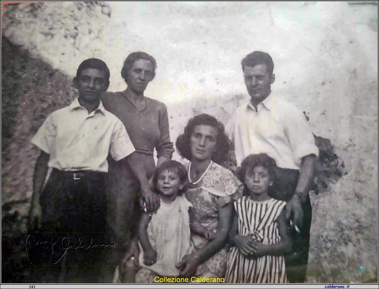 Mariuccia Giglio con i figli Attilio ed Evelina, Francesco D'Agostino e le figlie.jpg