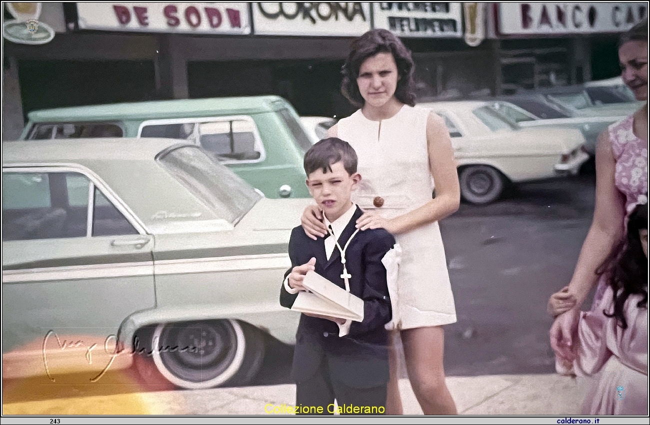 Prima Comunione di Vicente a Caracas - maggio 1971.jpg