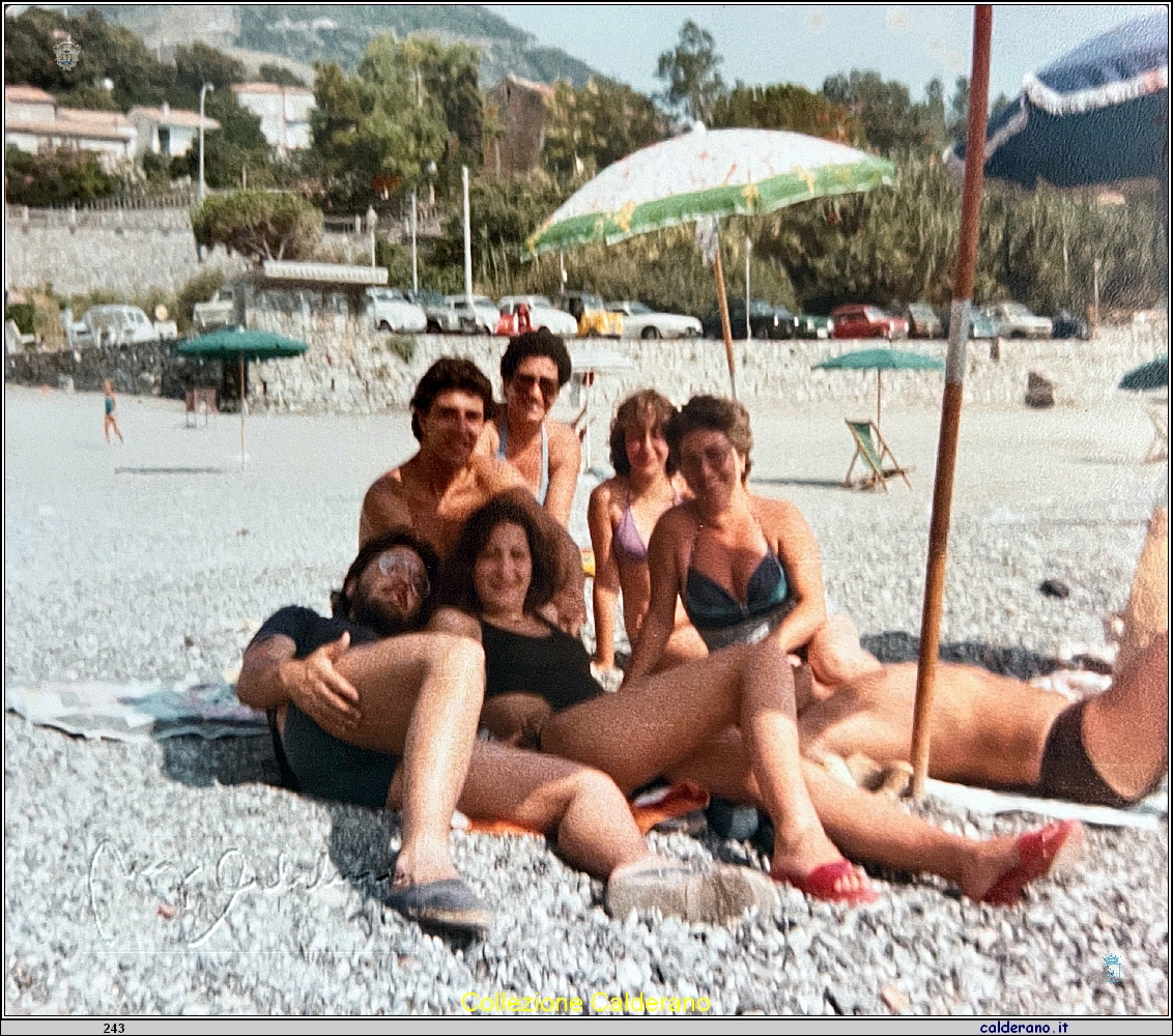 Sulla spiaggia di Fiumicello 1979.jpg