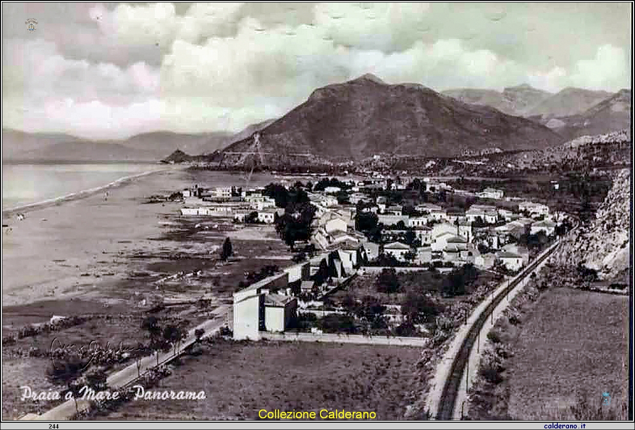 Cartolina di Praia a Mare e in fondo la vecchia frana di Castrocucco .jpg