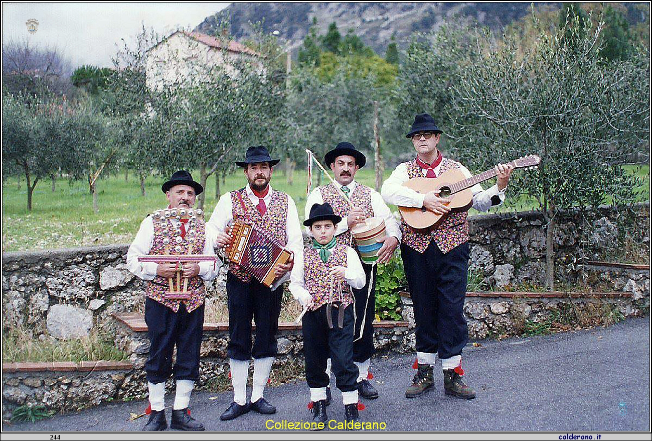 Gruppo folk di Maratea.jpg