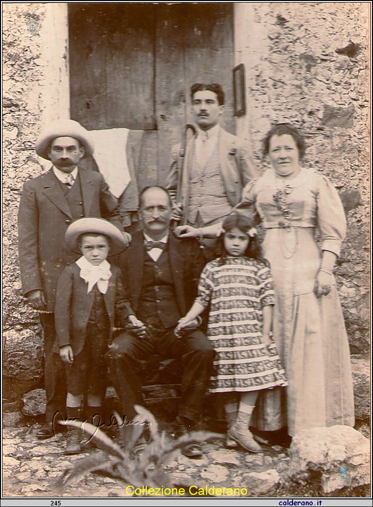 Biagio Maimone seduto con moglie, figlio e nipoti.jpg