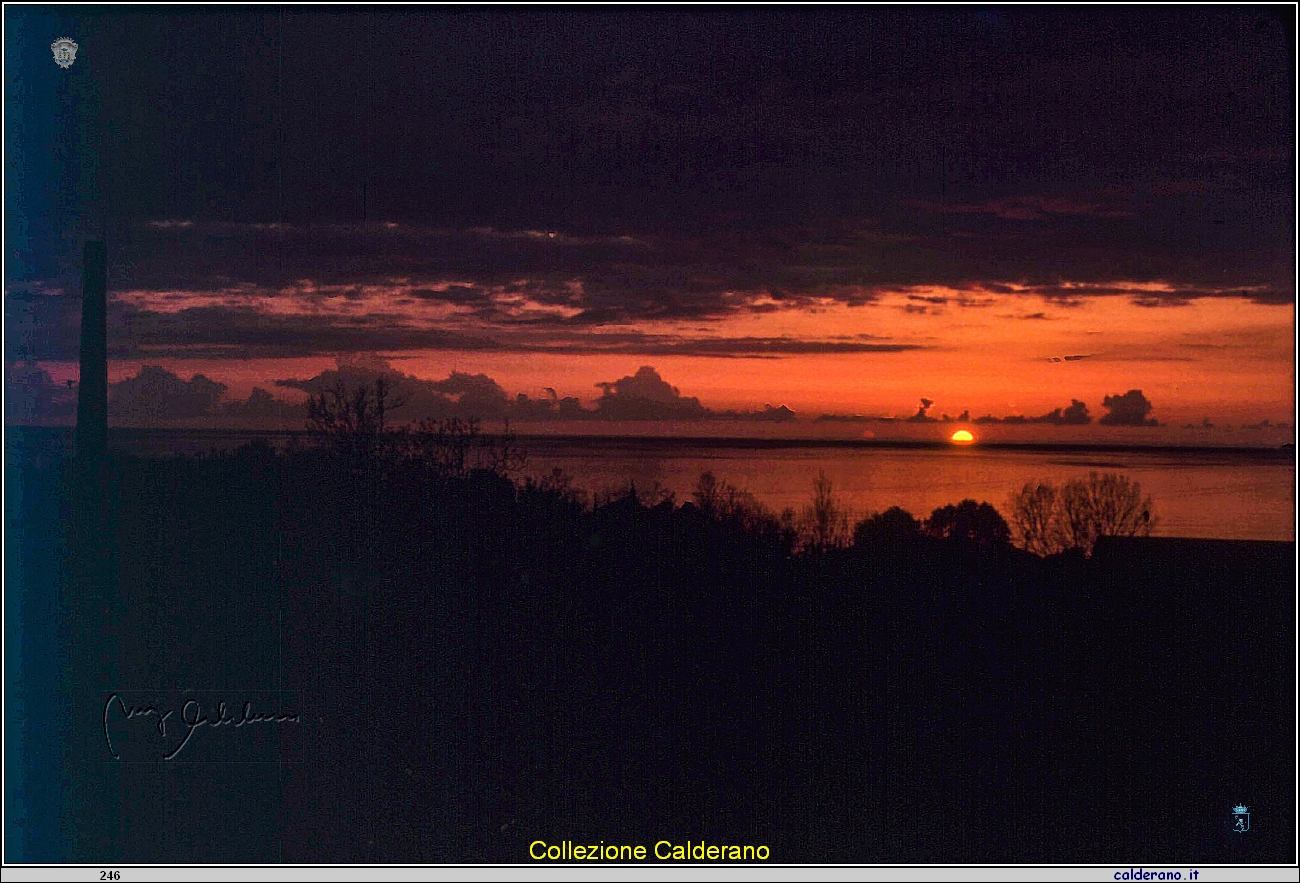 Tramonto e la ciminiera della Fabbrica 'Lanificio di Maratea' - 1992.jpg