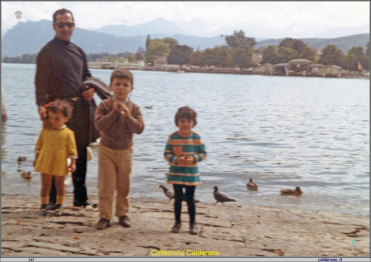 Adolfo Spatuzzi con i bambini in Svizera.jpeg